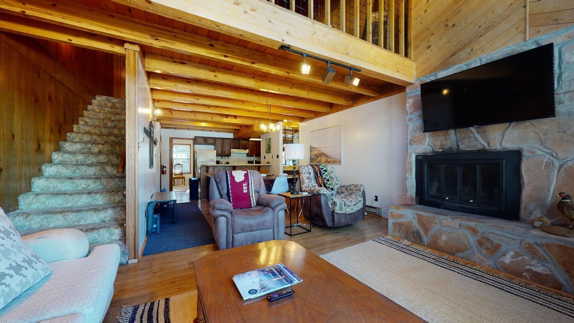 Una televisión, una chimenea