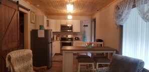 Réfrigérateur, four à micro-ondes, un four, surface de cuisson