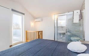 2 bedrooms, travel crib, internet