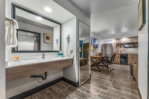 1 多间卧室、高档床上用品、客房内保险箱、特色家居