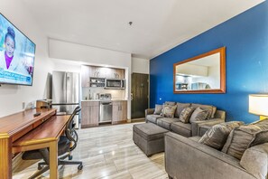 1 غرفة نوم وأغطية فراش متميزة وخزنة داخل الغرفة وطراز فريد لكل وحدة