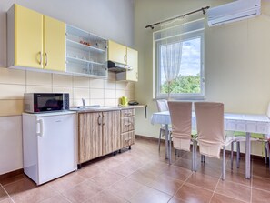 Kühlschrank, Mikrowelle, Ofen, Geschirrspüler