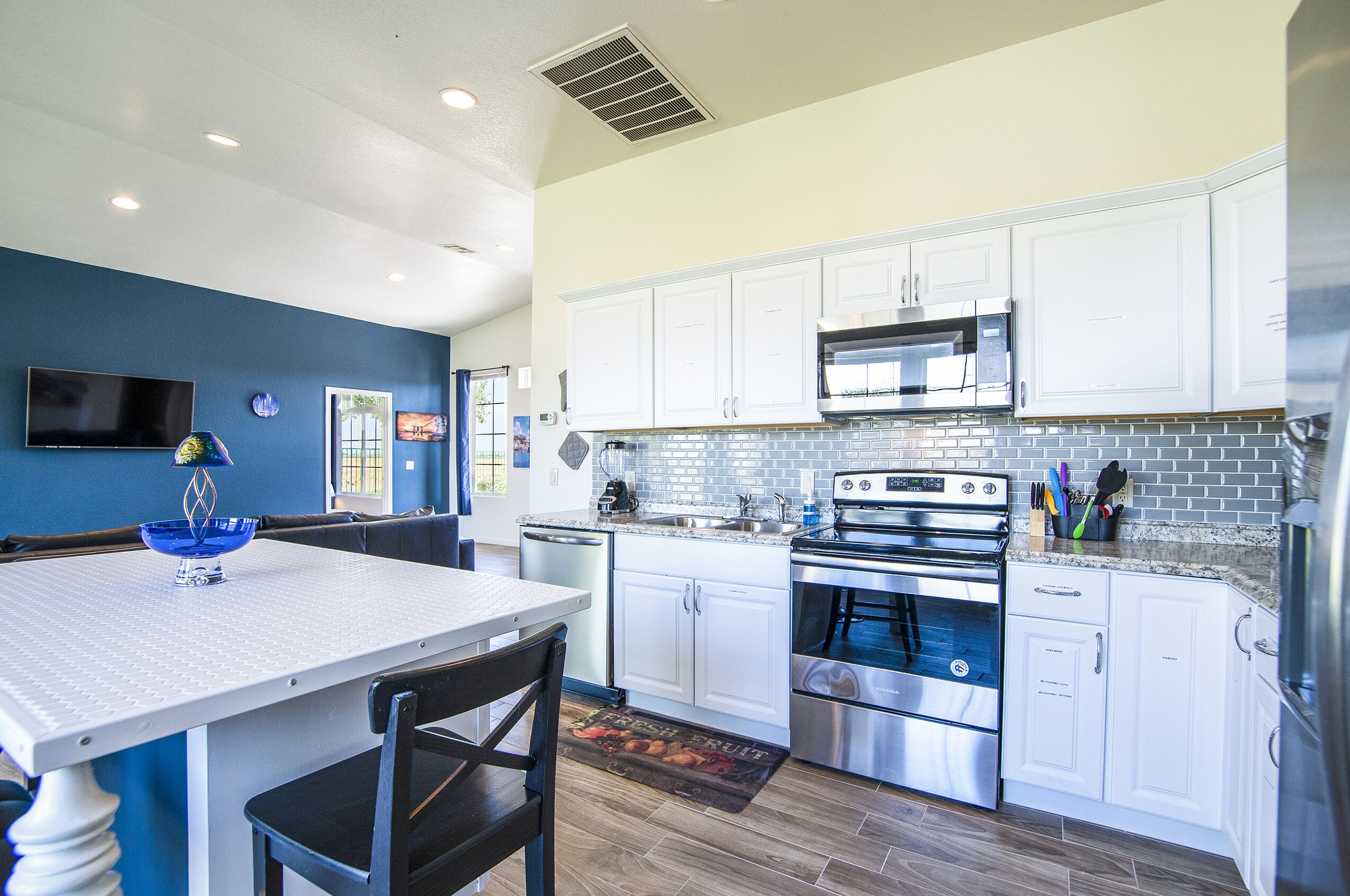 Family Apartment | Private kitchen | Coffee/tea maker, cookware/dishes/utensils