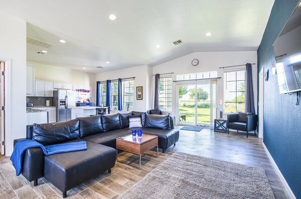 Family Apartment | Living area | TV - The Landmark Apartments (Coolidge)