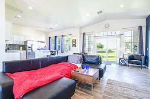 Family Apartment | Iron/ironing board, free WiFi, bed sheets - The Landmark Apartments (Coolidge)