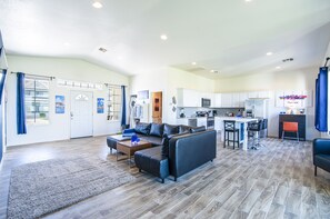 Family Apartment | Iron/ironing board, free WiFi, bed sheets - The Landmark Apartments (Coolidge)