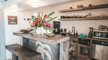 Geladeira, micro-ondas, fogão, cooktop