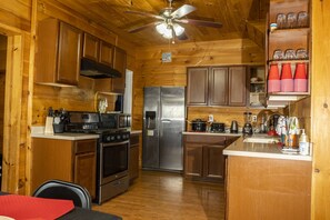 Fridge, microwave, oven, stovetop - Peaceful Decor crafted Apartment 1 BEDROOM 2 BATHROOMS (Watertown)