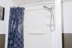 Duschwanne, Handtücher, Seife, Toilettenpapier