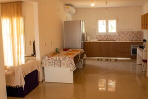 Kühlschrank, Mikrowelle, Ofen, Geschirrspüler