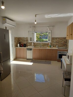 Kühlschrank, Mikrowelle, Ofen, Geschirrspüler