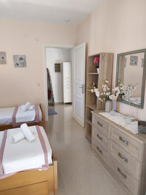 2 bedrooms, iron/ironing board, free WiFi