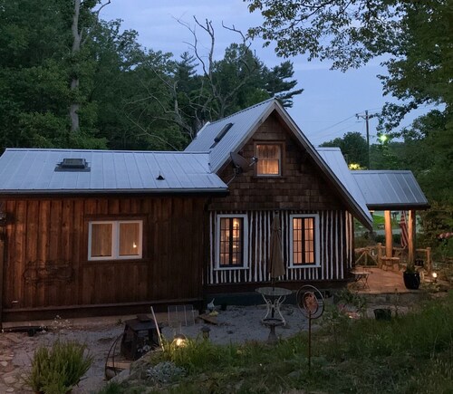 Authentic NC Log Cabin~Pond View~Hot Tub~FRESH EGGS