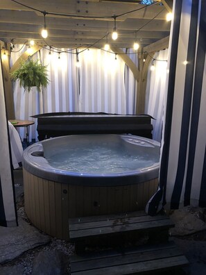 Indoor spa tub - Authentic NC Log Cabin~Pond View~Hot Tub~FRESH EGGS (Hendersonville)