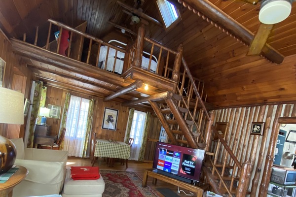 Smart-TV, Kamin, Bücher, Stereoanlage