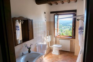 Douche, sèche-cheveux, bidet, serviettes fournies