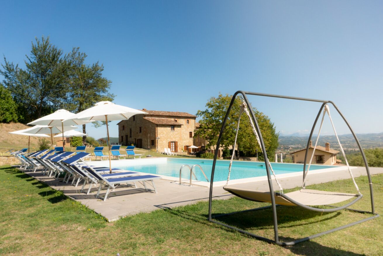 Una piscina al aire libre, tumbonas