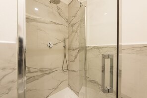 Dusche, Haartrockner, Bidet, Handtücher