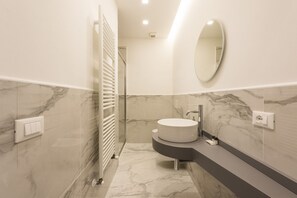 Douche, sèche-cheveux, bidet, serviettes fournies