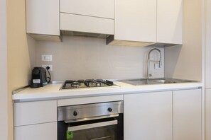 Fridge, oven, stovetop, coffee/tea maker - Mercadante Prestige apartment in Florence Teléfono by Mmega (Firenze)