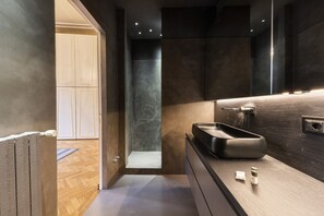Bathtub, hair dryer, towels - Duomo Luxury House in Florence by Mmega (Firenze)