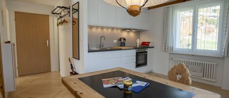 Fridge, dishwasher, cookware/dishes/utensils