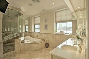 Kostenlose Toilettenartikel, Haartrockner, Handtücher