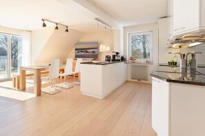 Unclassified image, 4 of 63, button