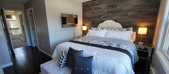 Waterfront Retreat: Hot Tub, Kayaks, Bikes & Lake Superior Access