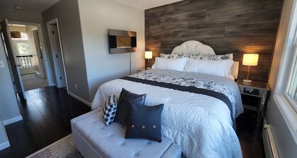 Waterfront Retreat: Hot Tub, Kayaks, Bikes & Lake Superior Access