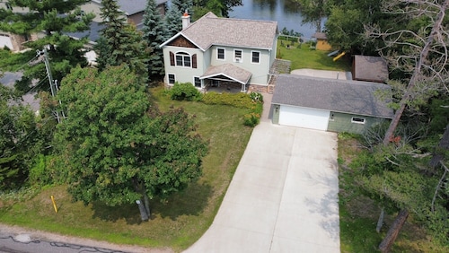 Beautiful waterfront retreat with kayaks and bikes