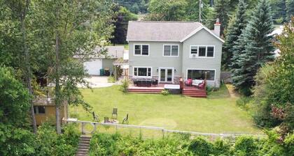 Beautiful waterfront retreat with kayaks and bikes