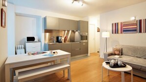 Eine moderne Wohnung mit Küche, Essbereich und Wohnzimmer.