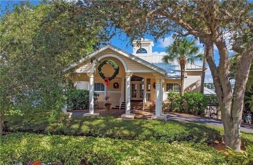 GORGEOUS - LAKEFRONT CARRIAGE HOME-1ST FLOOR LIVING-2 BED/2 BATH-2 POOLS