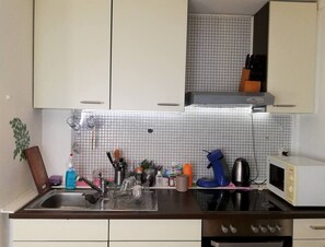 Frigorifero, microonde, forno, piano cottura