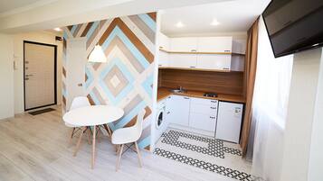 Design-Studiosuite | Schreibtisch, laptopgeeigneter Arbeitsplatz, Bügeleisen/Bügelbrett