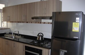 Kühlschrank, Herdplatte, Wasserkocher mit Kaffee-/Teezubehör