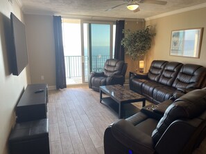 Smart TV, libros y monitor de computadora 