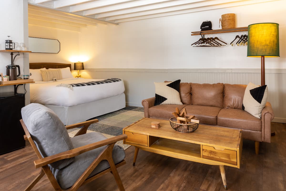 Habitación superior, 1 cama King size | Minibar, tabla de planchar con plancha, wifi gratis y ropa de cama