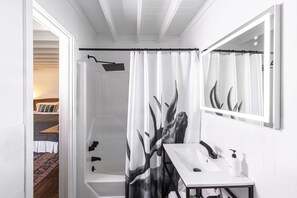 Een bad/douchecombinatie, een regendouche, gratis toiletartikelen