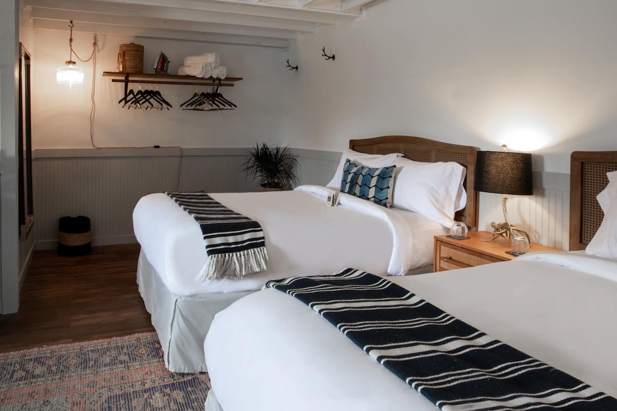 Habitación doble clásica | Minibar, tabla de planchar con plancha, wifi gratis y ropa de cama