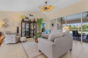 TV - Quaint and Cozy, Large backyard with Heated Pool - Villa Seagulls Nest -Roelens Vacations (Cape Coral)
