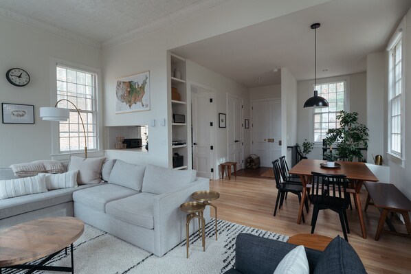 Smart TV, fireplace, books, stereo