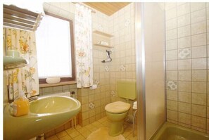 Dusche, Haartrockner, Handtücher