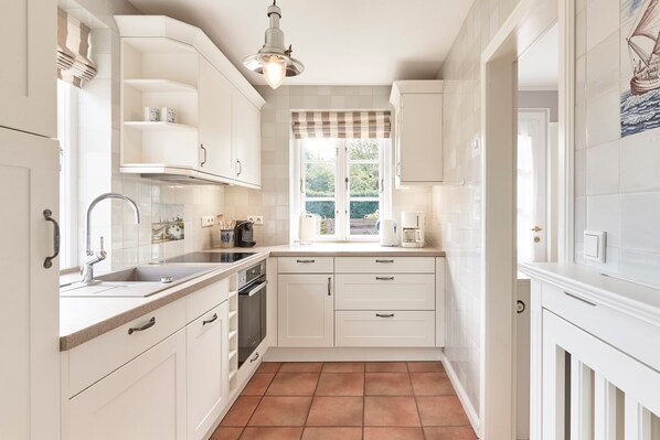 Køleskab, ovn, opvaskemaskine, kaffe-/temaskine