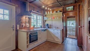 Kühlschrank, Ofen, Geschirrspüler, Wasserkocher mit Kaffee-/Teezubehör