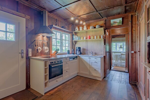 Kühlschrank, Ofen, Geschirrspüler, Wasserkocher mit Kaffee-/Teezubehör