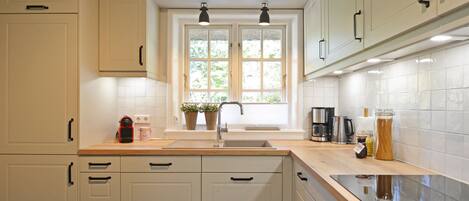 Kühlschrank, Mikrowelle, Ofen, Geschirrspüler