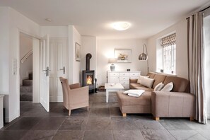 Una televisión, una chimenea