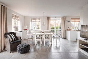 Una televisión, una chimenea